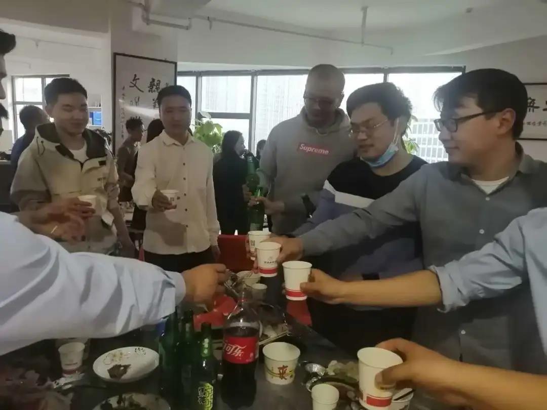 致敬劳动者|韩国av片
员工冷餐会顺利举行。
