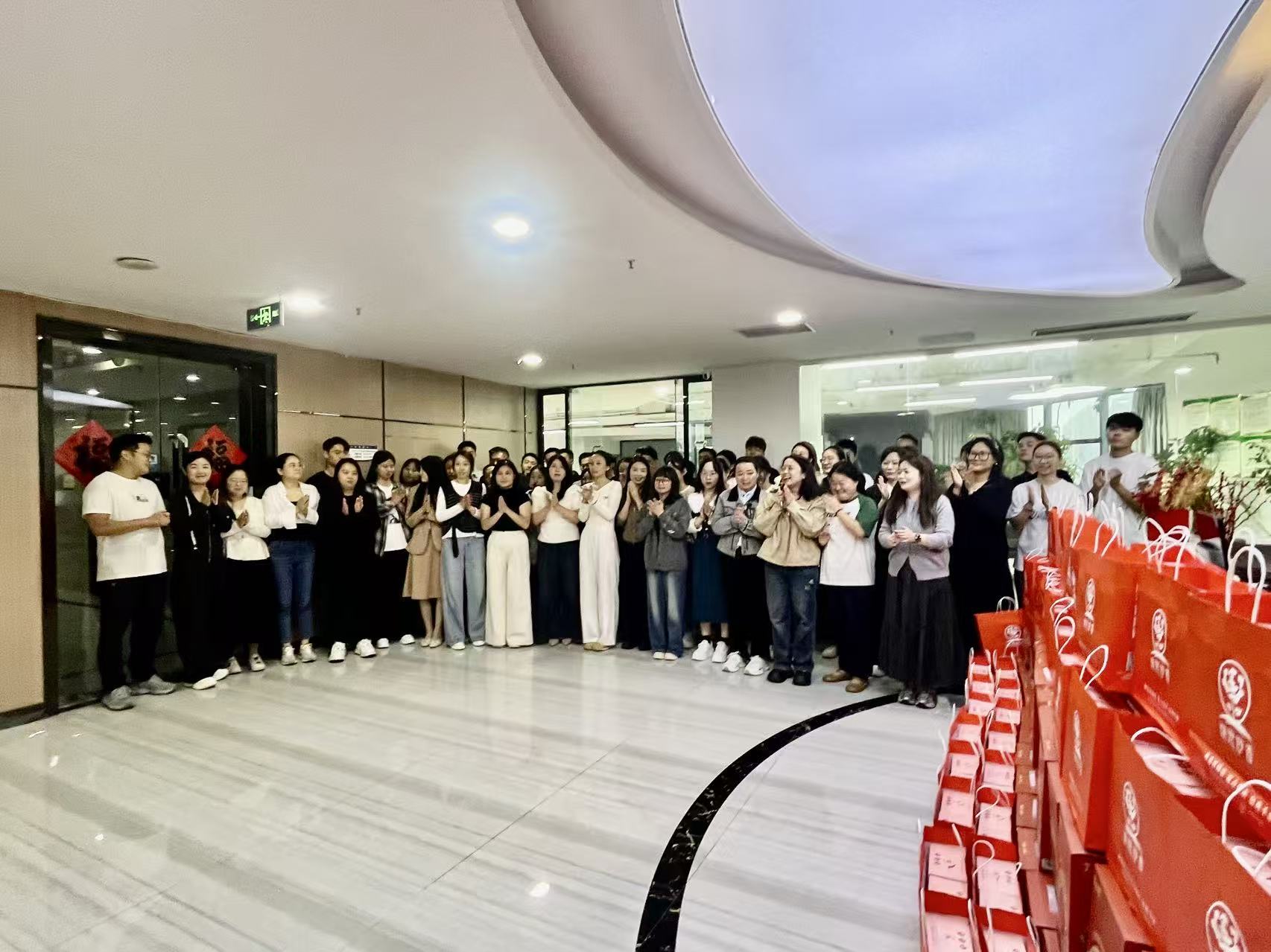韩国av片
双节福利暖心送达，员工共享“家”温暖！